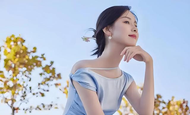 陈都灵，身材拿捏