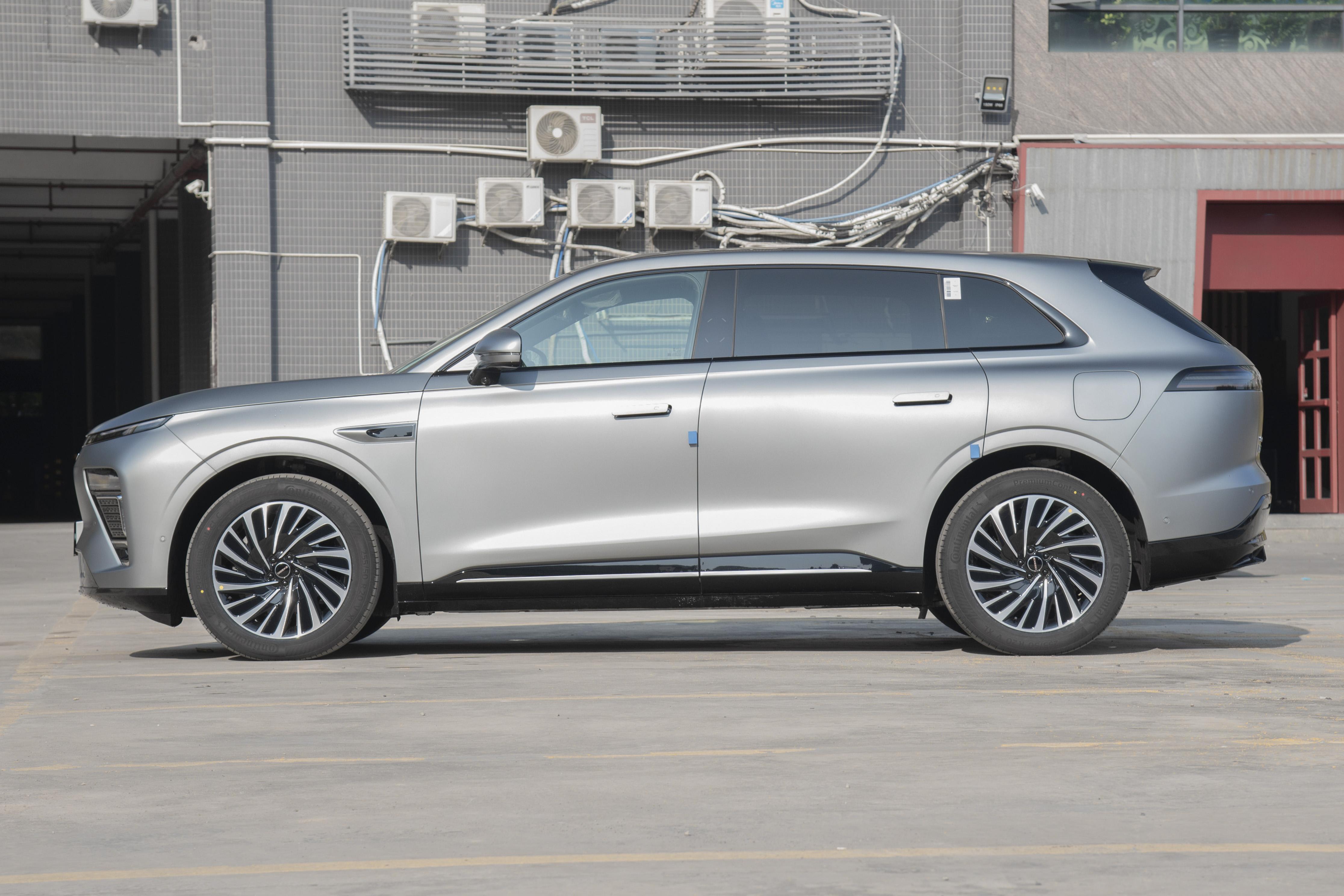 自主品牌新能源中大型SUV，综合续航1500km，轴距3000mm