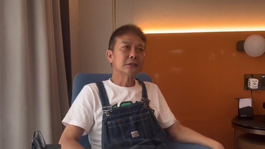 61岁钱小豪被指断崖式衰老！瘦到脱相老态尽显，大儿子不跟他姓