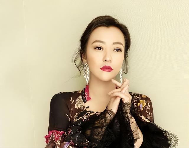 郝蕾在北京大别墅院子种菜,12岁儿子出镜,已经开始长点胡须了