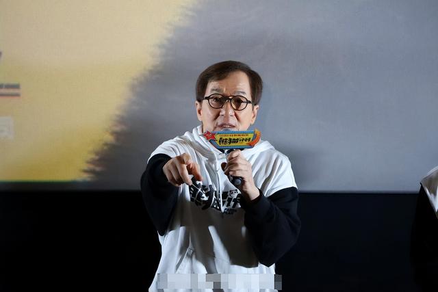 成龙私照获老外30万赞,满头白发断崖式衰老,与路演状态判若两人