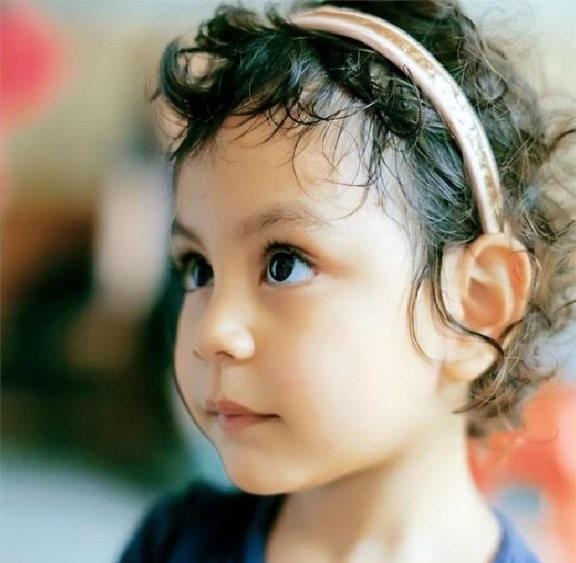 好家伙！刘烨女儿都长这么大了？半张脸都是眼睛好像漫画里的人
