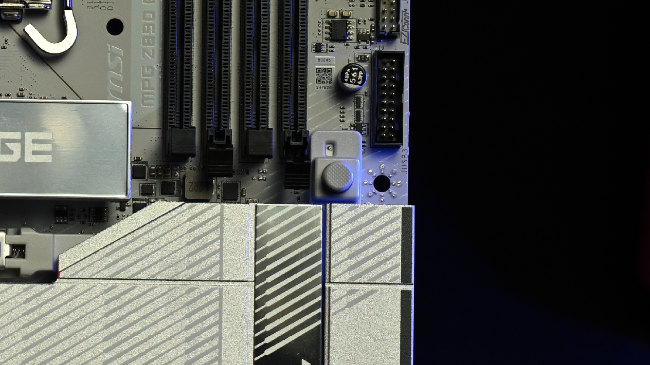 一脚踩爆英特尔的牙膏管：微星Z890刀锋钛开箱，玩命堆新技术？