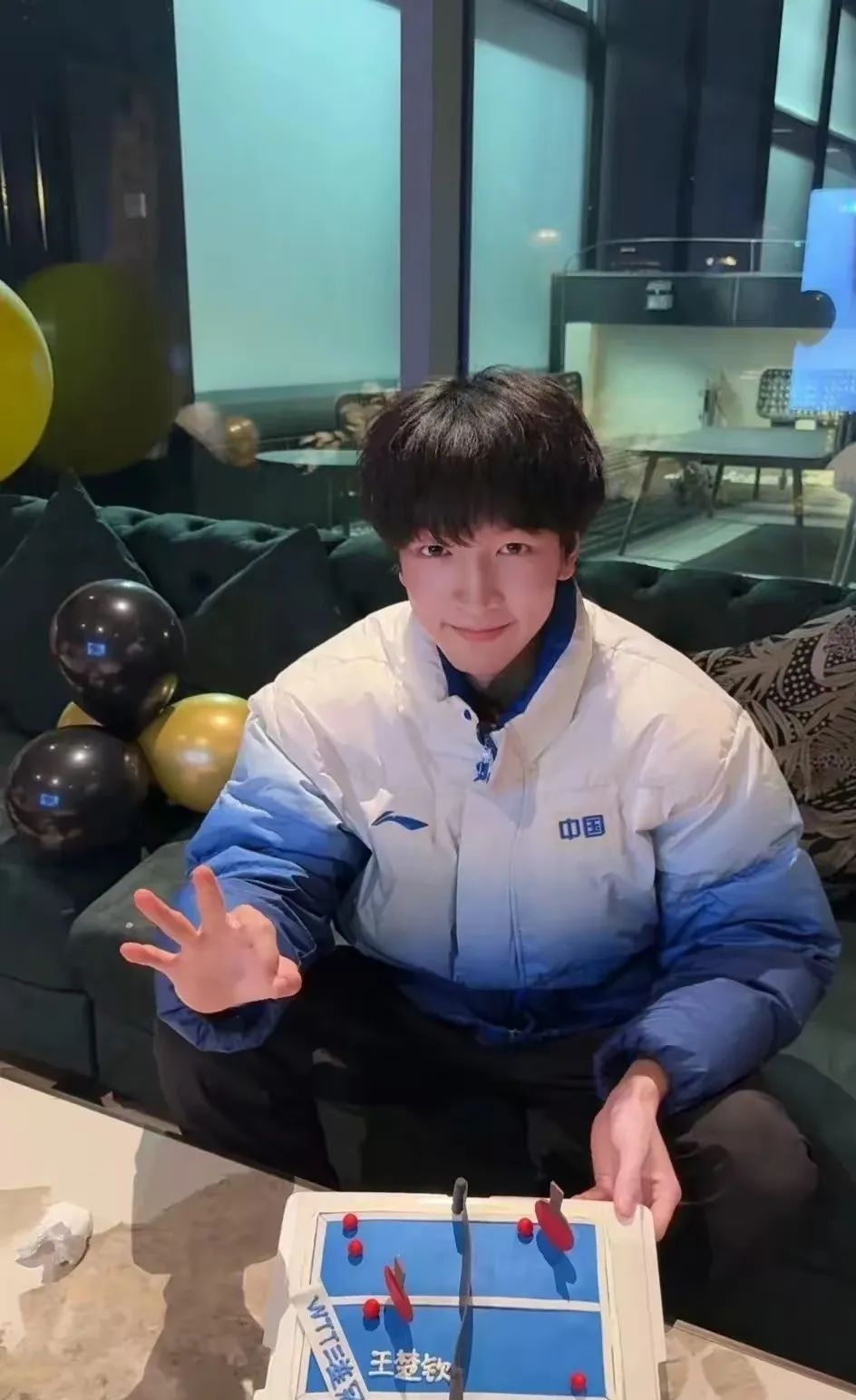 王楚钦福冈夺冠后回北京开了庆功party，肖凯文晒出派对照片