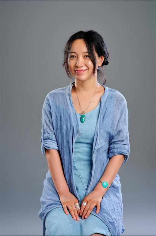 她被恩师捧到春晚4次，后却被欺骗感情，星途尽毁，至今无人敢娶