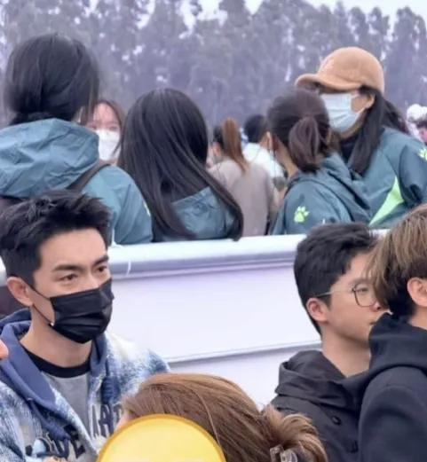 赵丽颖带儿子看烟花秀,称这是最美的烟花,5岁想想戴眼镜引热议