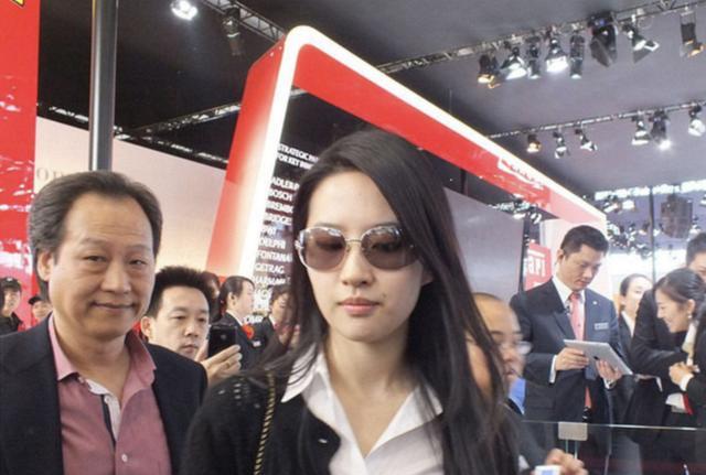 刘亦菲母亲65岁了 最新照片公开 网友对她的美丽赞叹不已