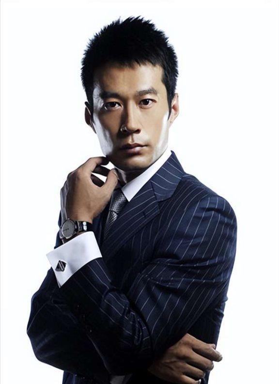 演员谭凯中秋回青岛老家炫海鲜:手掌大的虾,螃蟹肥美,表情满足