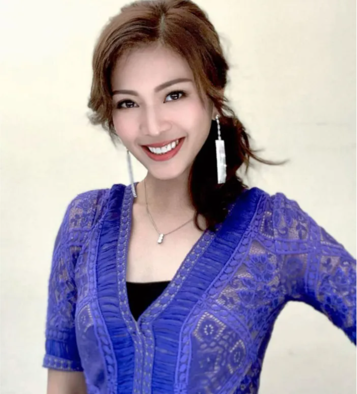 恭喜!TVB女星结婚!患难与共胃癌男星老公当众单膝下跪求婚,激动到大哭