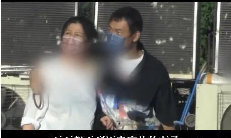 影帝廖凡与妻子现街头,开百万豪车出行,手提名酒掏挎包略显猥琐