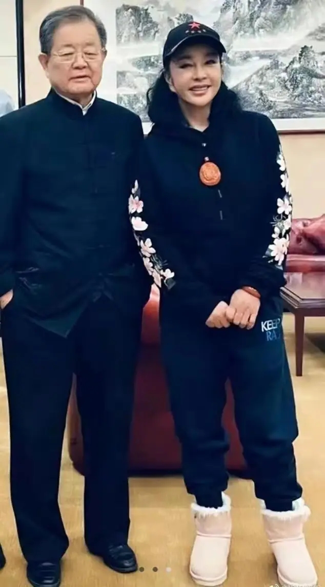 路人拍的刘晓庆脸一点也不年轻,虽然她穿着花哨很显嫩,但身体还是71岁的身体