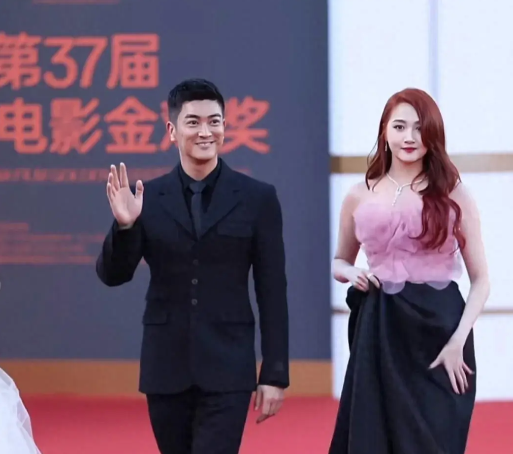 关晓彤越来越肿，对比前几年差距太大，闫妮不留情面的说出了原因