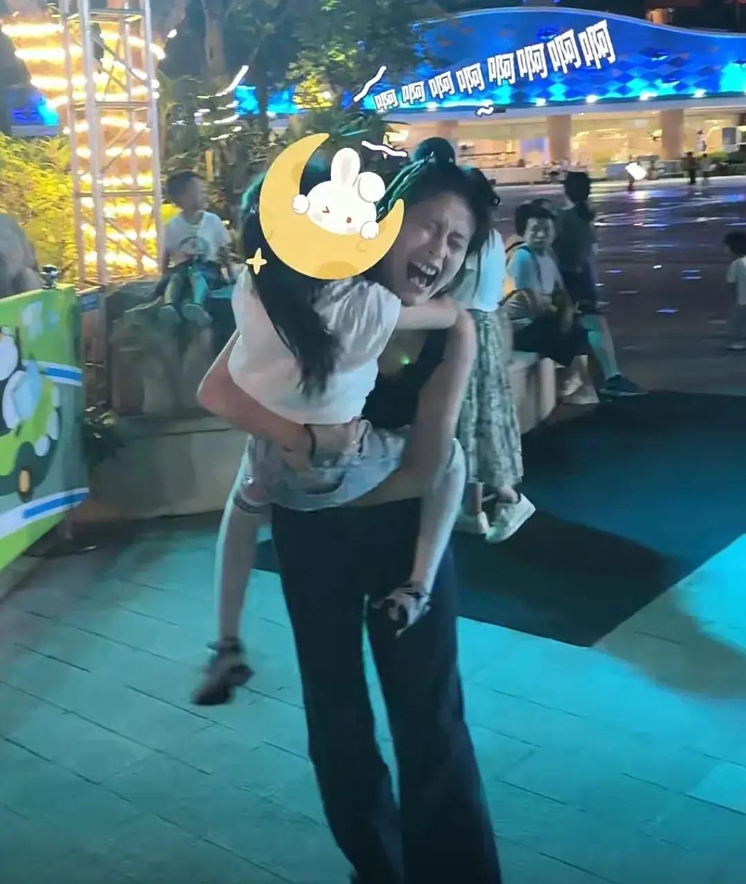 付辛博妻女夏日游趣,小月亮遗传老爸长腿,颖儿身材纤细引羡慕