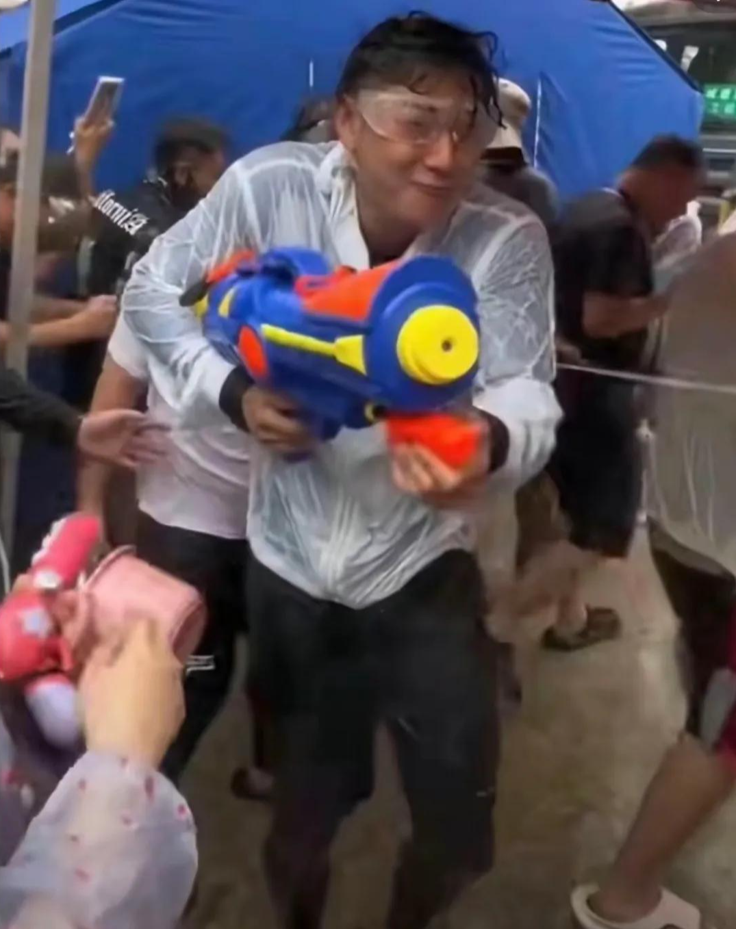 没人能板着脸从黄子韬评论区里走出来!他开辟了个没有对手的赛道