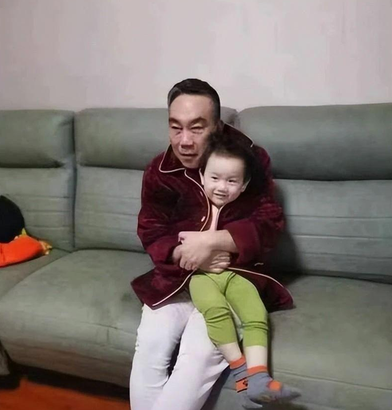 相声演员出轨塌房！小三聊天记录曝光，原配下场开撕，分居10年