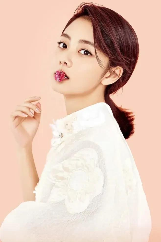 谭松韵演仙侠剧被喷！网友：身材比例真的很差，一头白发不伦不类