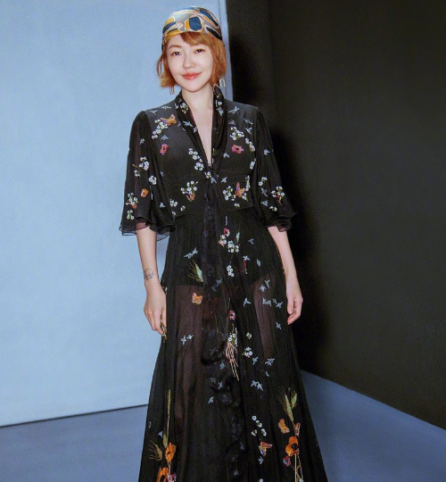 一环扣一环,小S并不认输,派出高学历的大女儿再在内地试水!