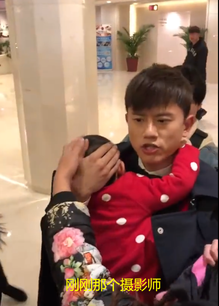 张杰要求对方道歉！演唱现场撞倒小朋友，张杰：年龄不是犯错的理由