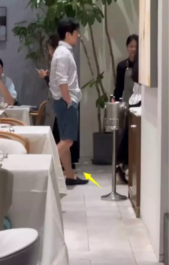 李健夫妇餐厅被偶遇，小腿粗短比例五五分，盯妻子背影满脸嫌弃！