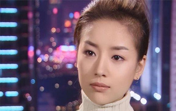 额头都不敢露就别尬吹美人了,扛得住“大光明”发型,才是真漂亮