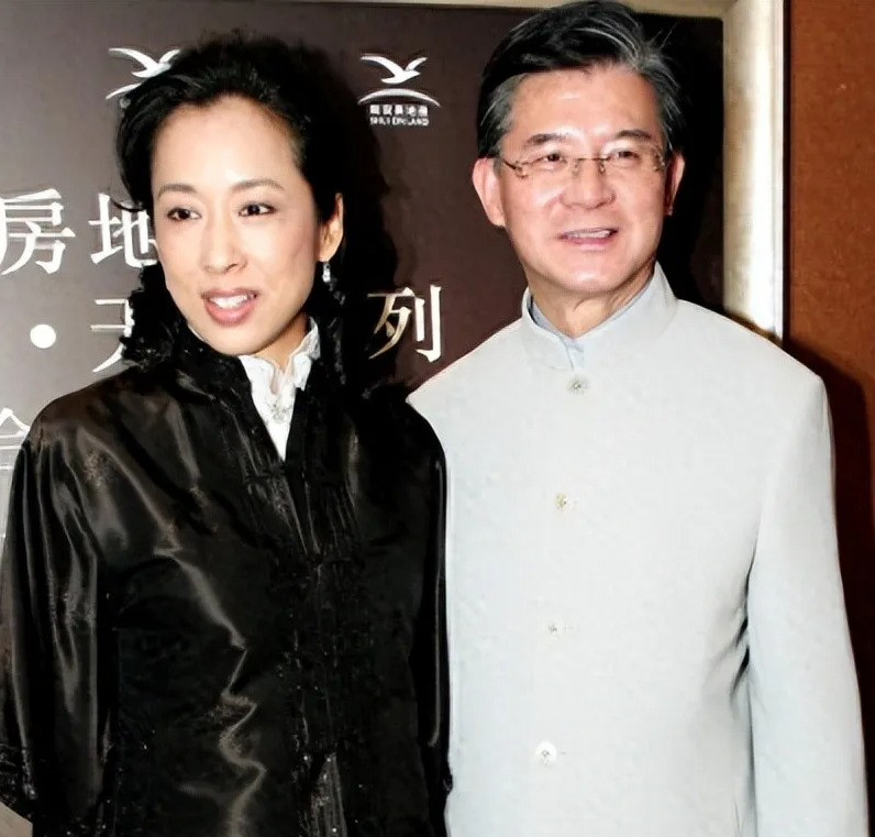 29岁何猷君获央视采访,用实际行动,帮姐姐何超琼狠狠打脸前夫