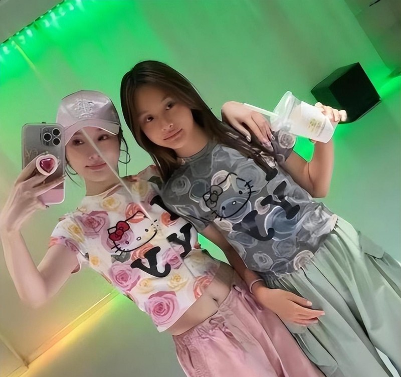 没想到,“做头发”事件才过去6年,李小璐就以“这种姿态”出现