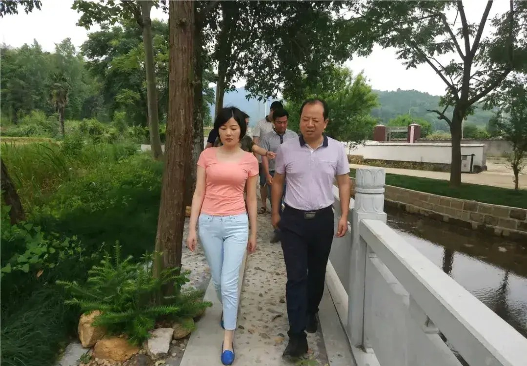 李佩霞太美了!8年前的照片被扒,竟比现在更迷人,刚成年就开始工作!