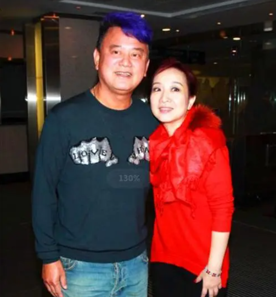 74岁陈百祥街头送外卖,穿T恤戴安全帽老态龙钟,烈日下还要搬水泥