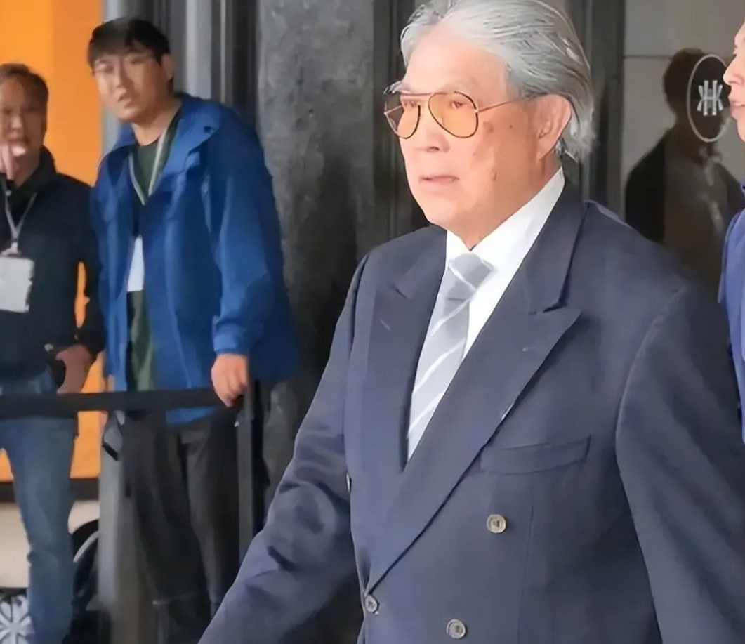 29岁何猷君获央视采访,用实际行动,帮姐姐何超琼狠狠打脸前夫