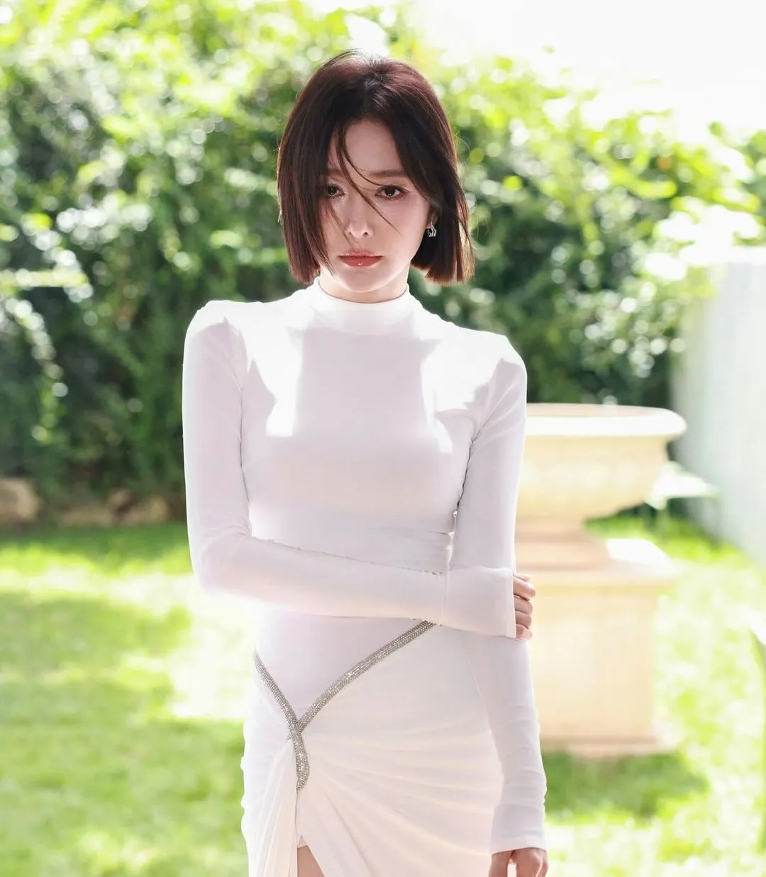 45岁秦岚 穿贴身礼裙紧绷曼妙身姿，凹凸有致展现致命吸引力