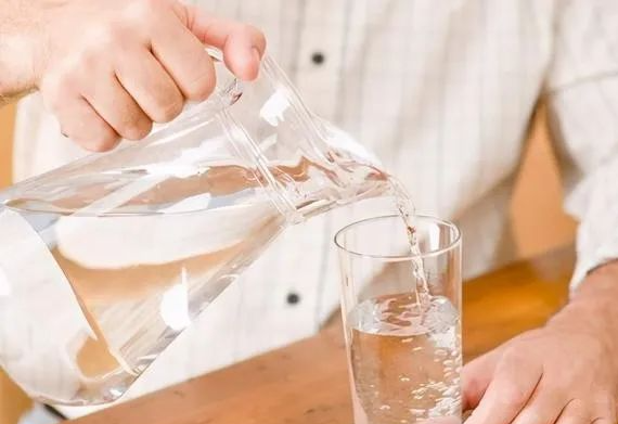 嘴唇老干燥起皮？别以为是缺水！医生：或是身体发出的求救信号