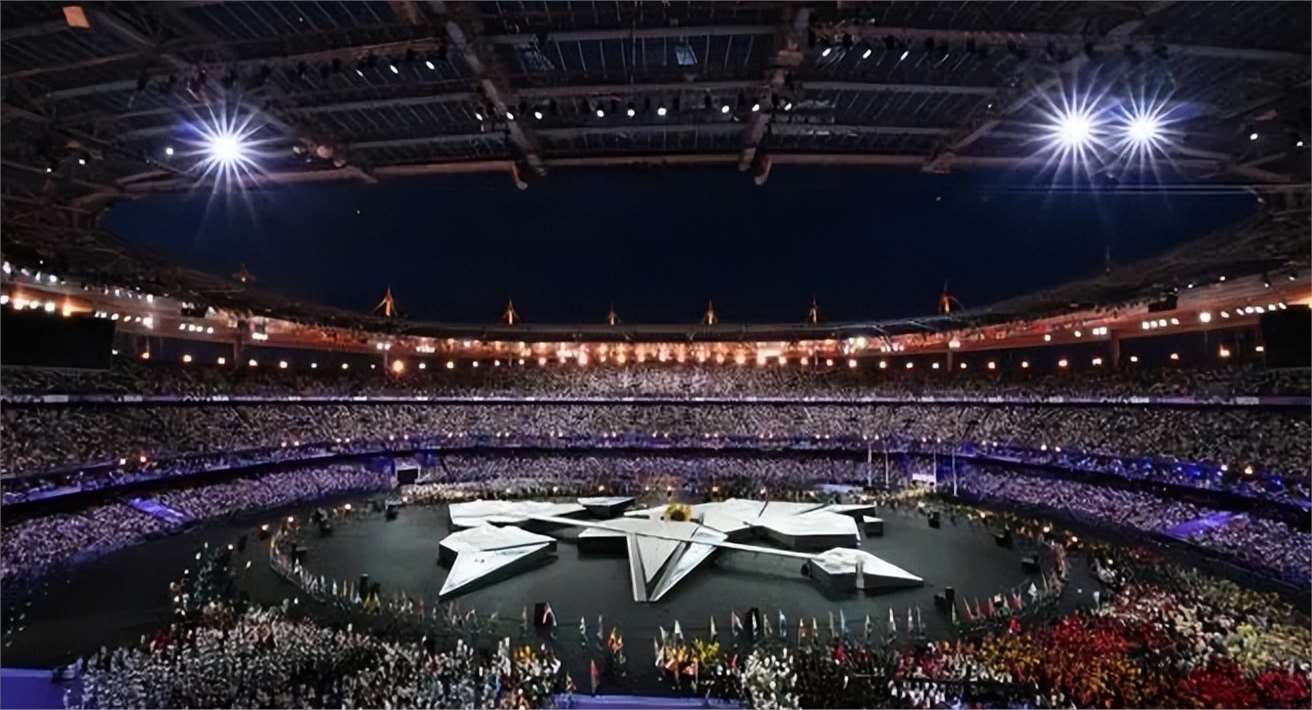 孙颖莎轻吹圣火熄灭，阿汤哥遭粉丝热吻，张艺谋看闭幕式眼泛泪光