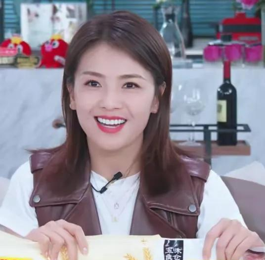 刘涛现身克明面业！一身灰色西装又美又飒，12300元的鞋子太抢眼