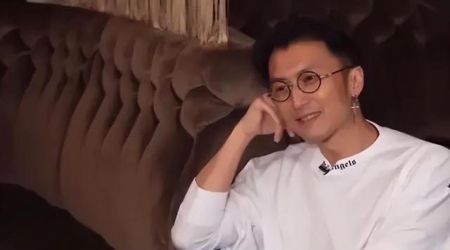 57岁影帝独居生活：受伤不娶妻，大龄未婚明星背后故事