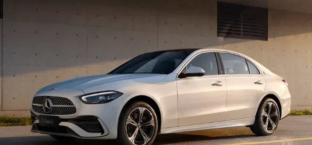 奔驰终于醒悟了，近5米长豪车只卖18万起，上半年狂卖8万辆