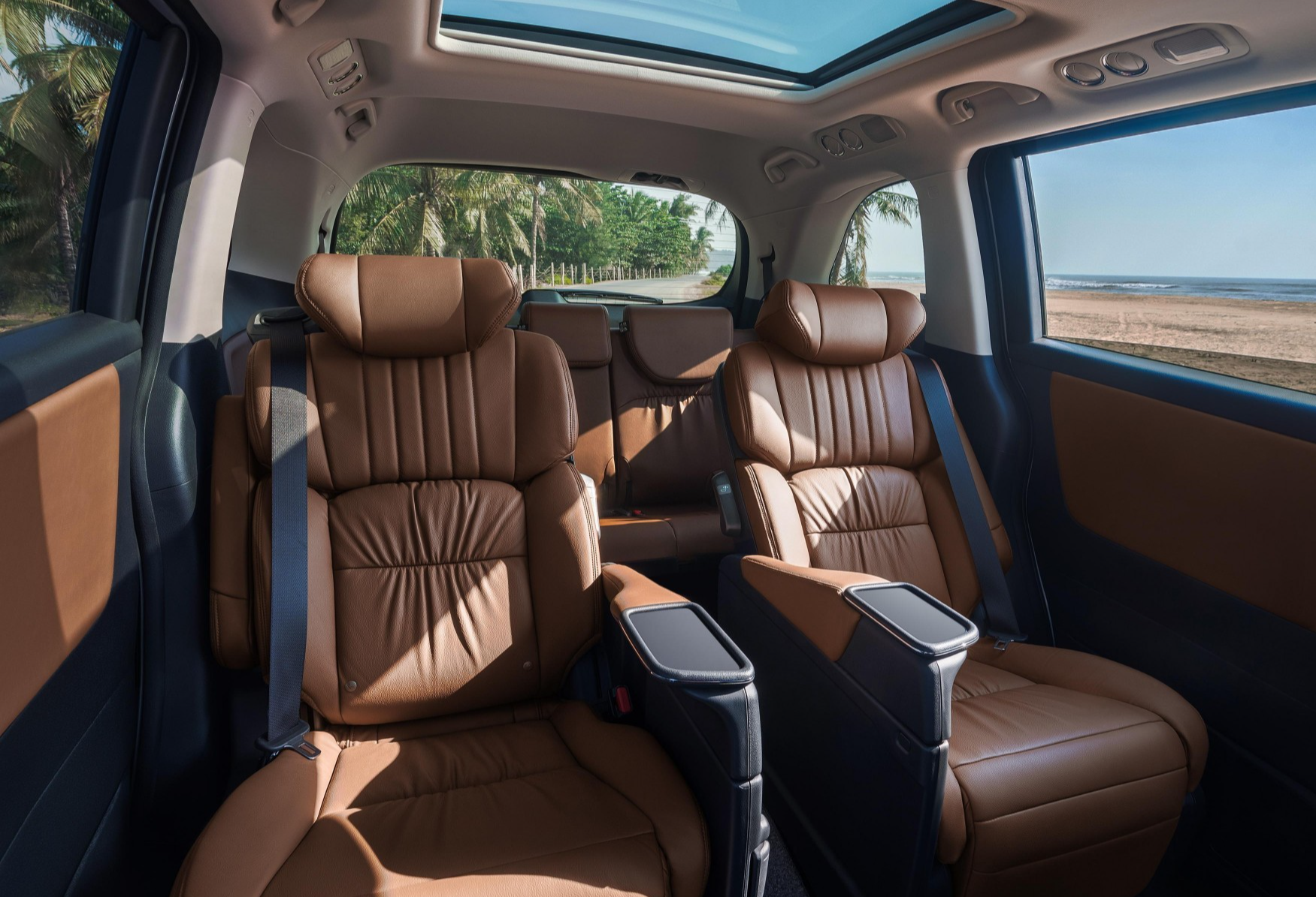 奥德赛的二排座椅为什么可以左右移动?