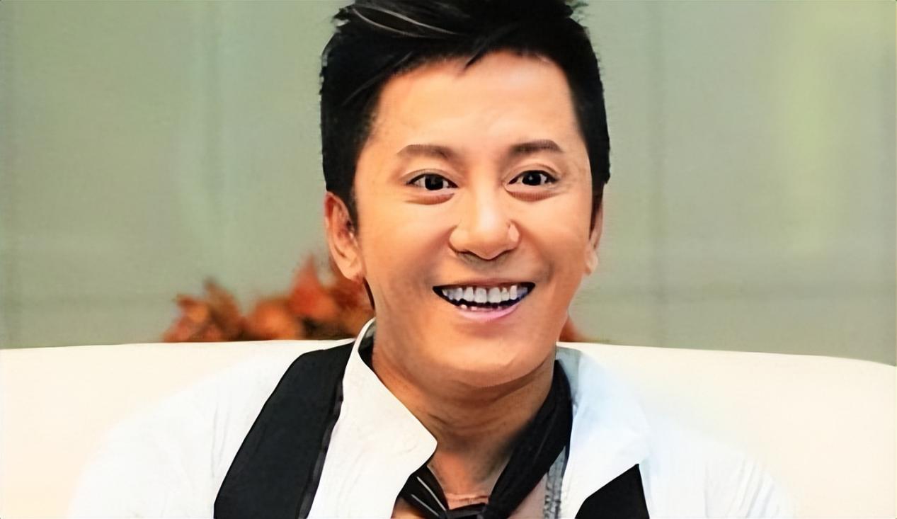 8次登春晚却作死入狱，如今55岁被富婆搂着卖唱，凄惨现状太唏嘘