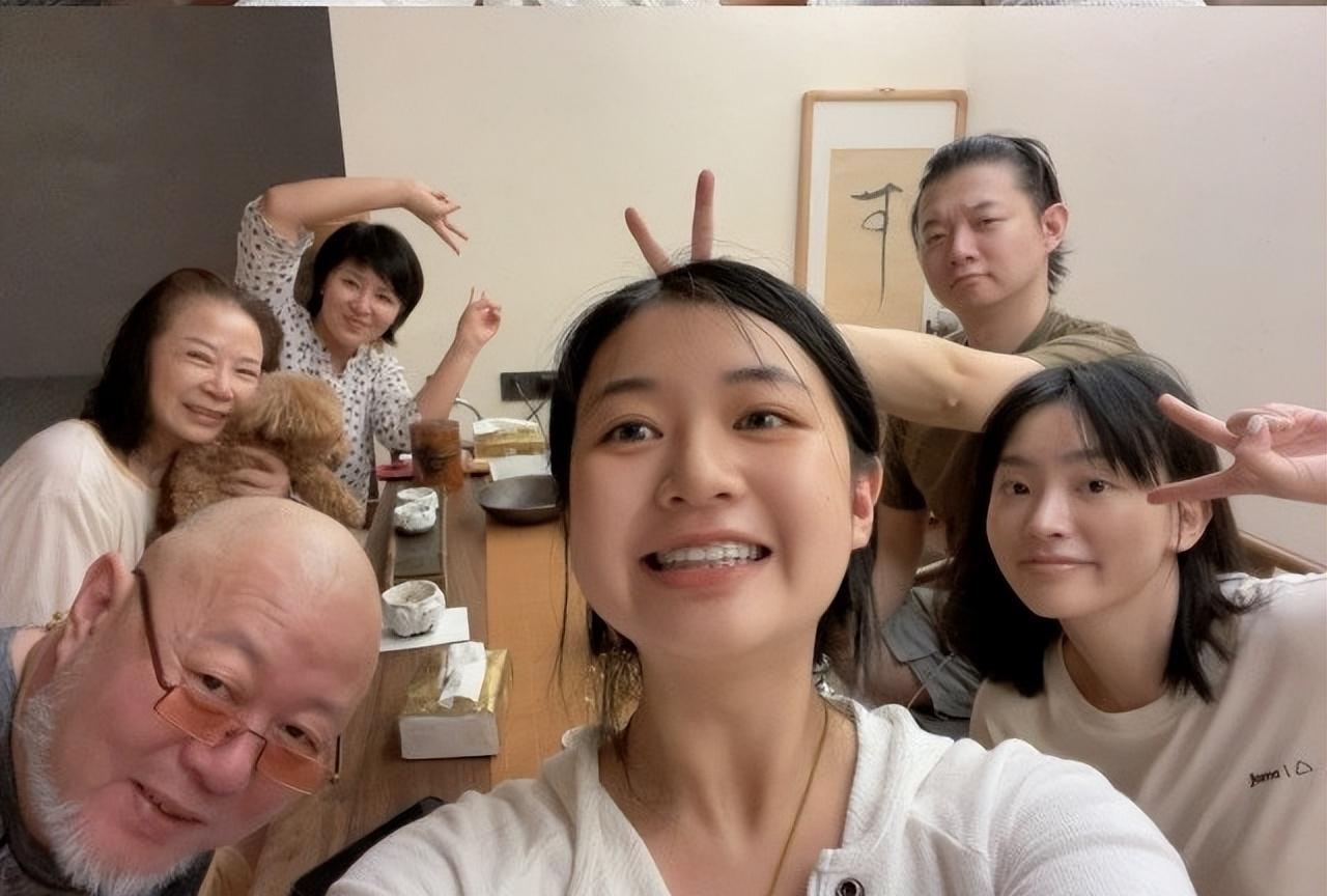 霍尊发文为母亲庆生，仲小萍手拿蛋糕微笑，跟前夫现任关系似闺蜜