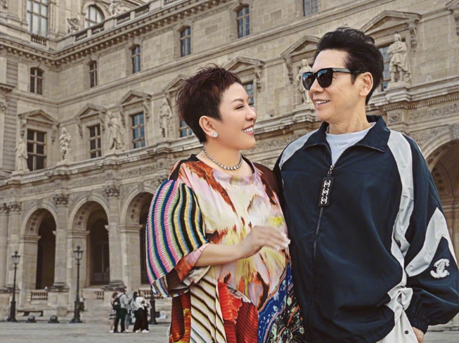 向太陈岚不幸摔倒入院抢救!身体骨折情况严重,老公面色苍白跟身后