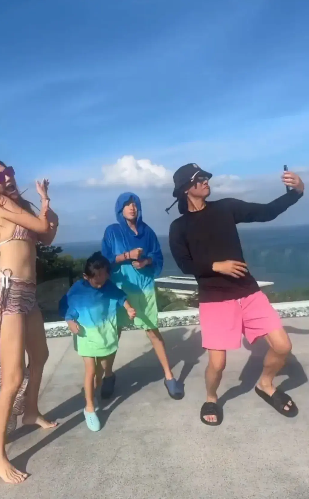 陈小春应采儿一家四口海边度假,开启海边群魔乱舞模式