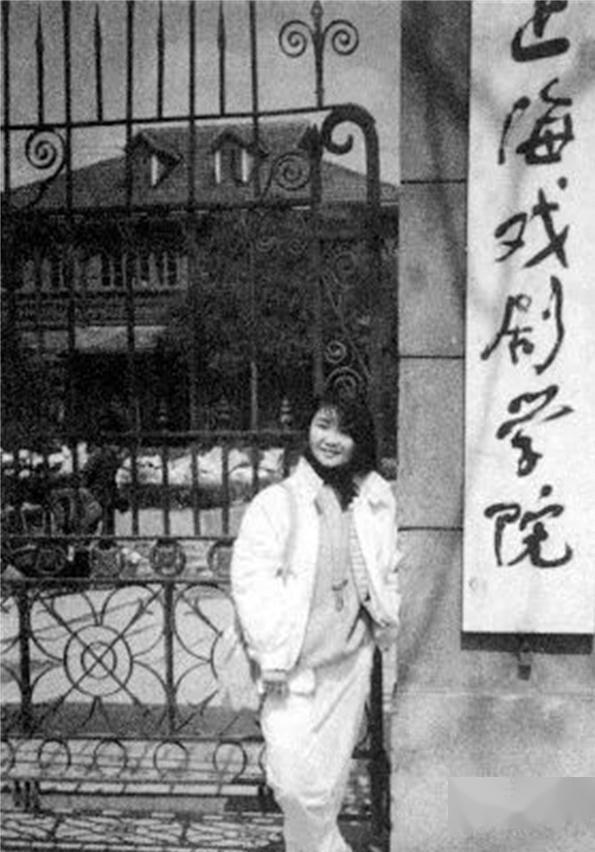 萨日娜：结婚34年只生孩子不做饭，帅气演员丈夫把她宠成宝