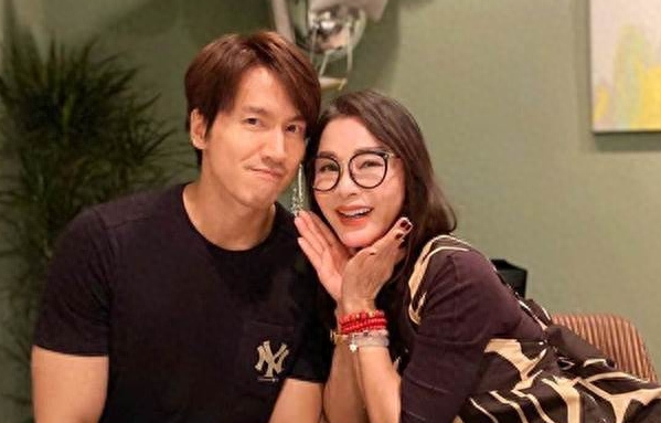 言承旭为68岁陈美凤庆生,关系暧昧12年未缺席,女方眼睛都看直了