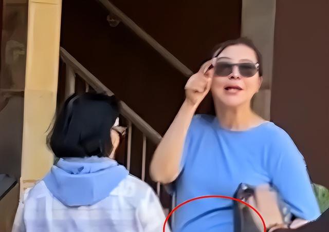 57岁王祖贤现身苏州,60岁张曼玉露面上海,两者对比区别一目了然