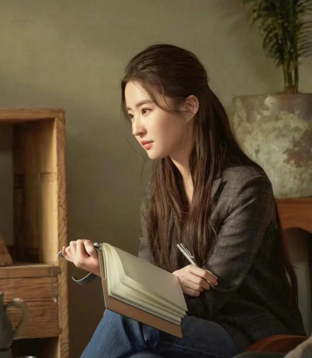 伊能静发小作文猛夸刘亦菲和黄亦玫，文笔感人，果然女人最懂女人