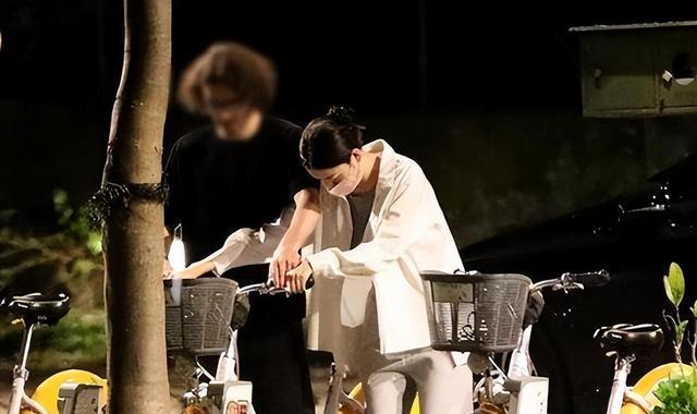 36岁宅男女神热恋洋外宾:公开十指紧扣,共度友聚餐后浪漫归巢