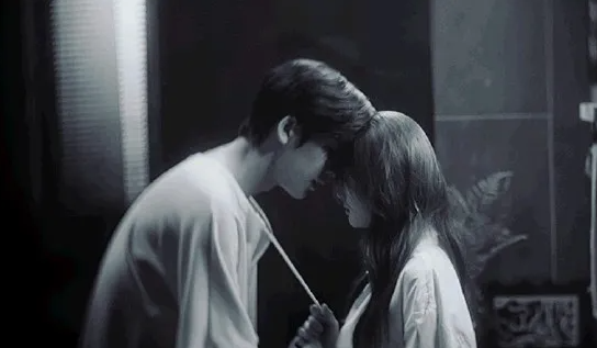 《爱你》爱奇艺即将播出！张凌赫领衔主演，医生造型帅出新高度，氛围感超甜~