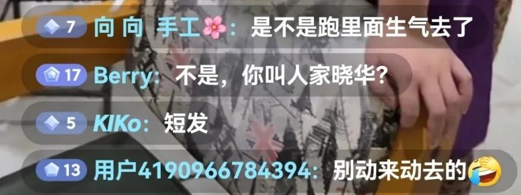 向佐找晓华理发,全程乱动不配合,中途还跑了,剪了一小时仍是长发