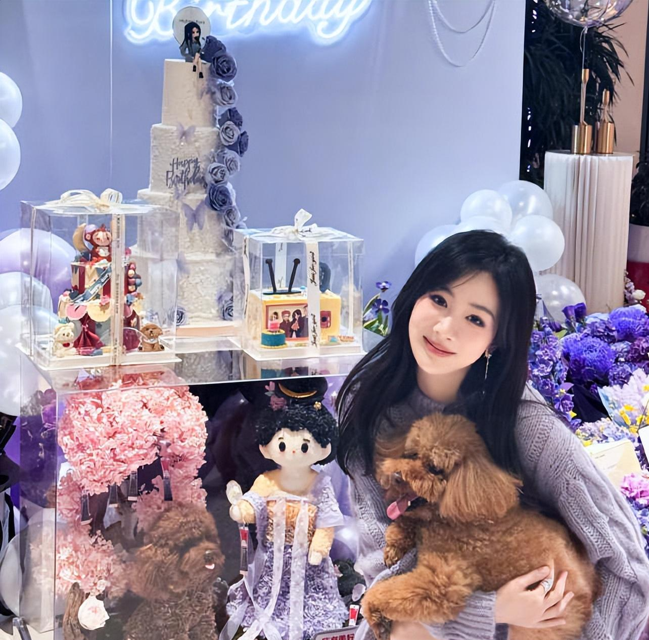 杨紫发32岁生日照，媒体痛批整容太过，网友表示越来越像刘晓庆