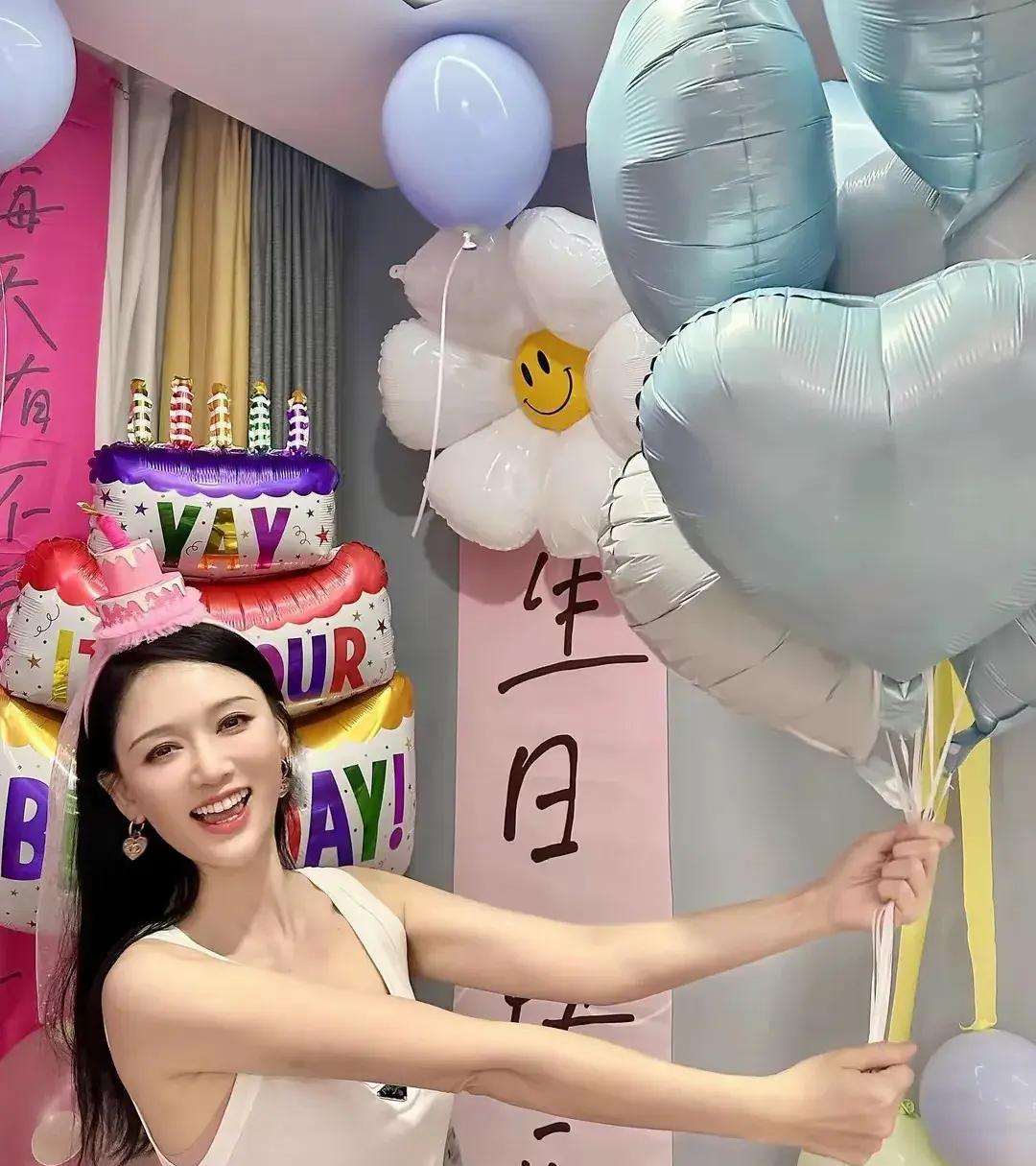 陈乔恩和老公晒照庆贺结婚2周年，两人愈来愈有夫妻相，融洽养眼