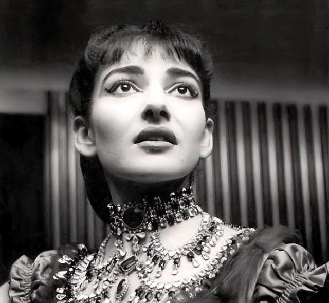 朱莉49岁黑色长裙亮相全场，身材消瘦美艳不输皮特现任